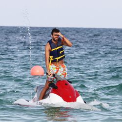 Gerard Piqué otea el horizonte desde una moto acuática en Miami
