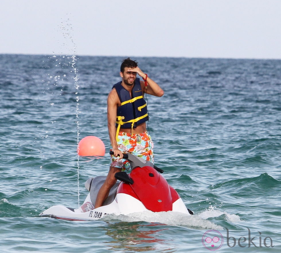Gerard Piqué otea el horizonte desde una moto acuática en Miami
