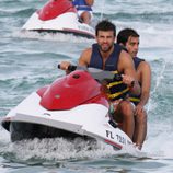 Gerard Piqué pasea a un amigo en moto acuática en Miami