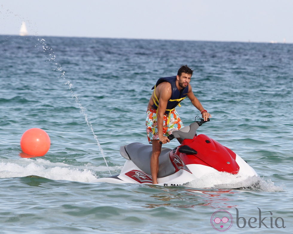 Gerard Piqué surca los mares en una moto acuática en Miami