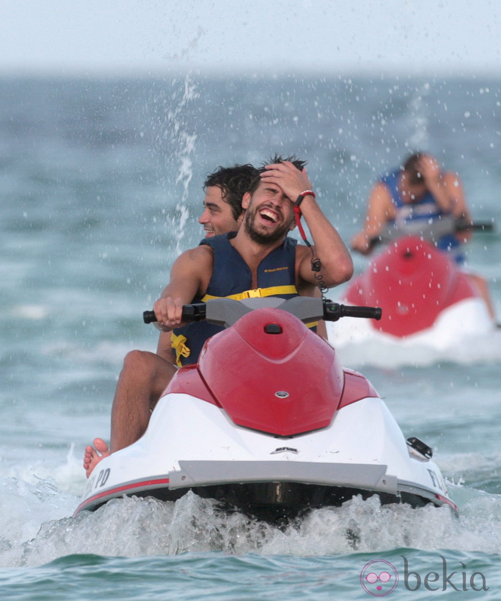 Gerard Piqué ríe montado en una moto acuática en Miami
