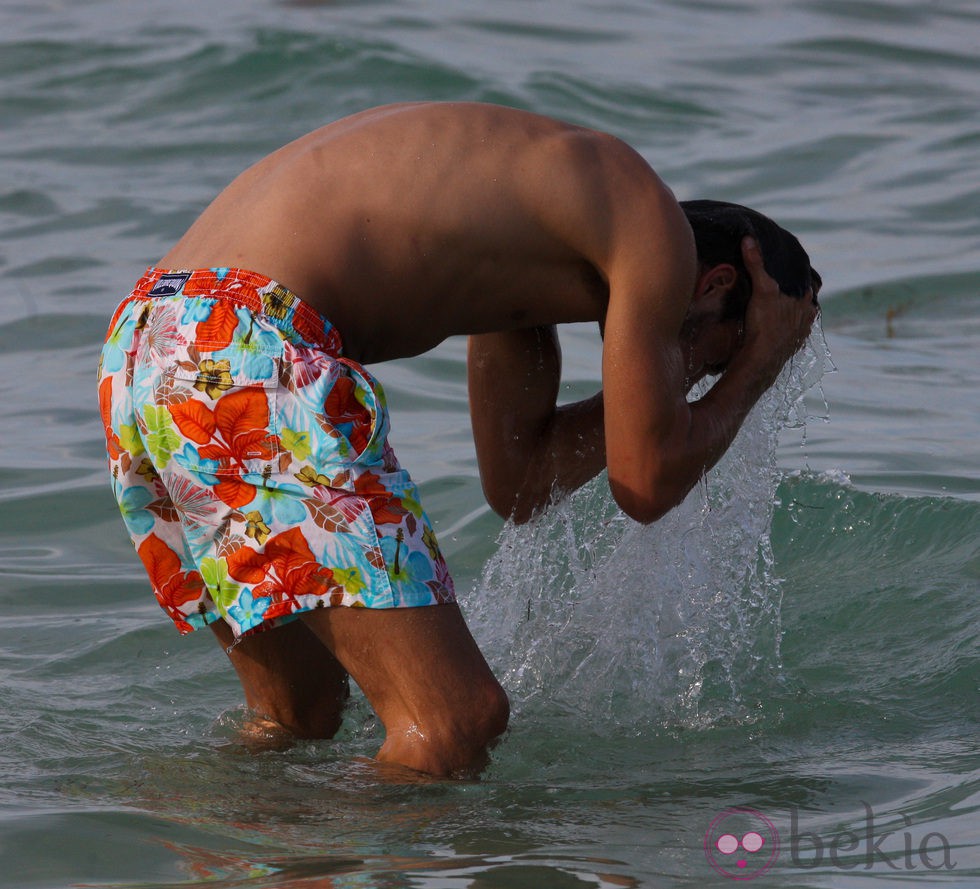 Gerard Piqué se refresca en las aguas de Miami