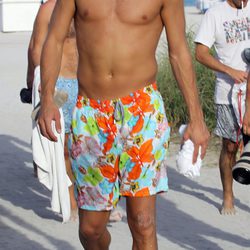 Gerard Piqué luce su torso desnudo en Miami