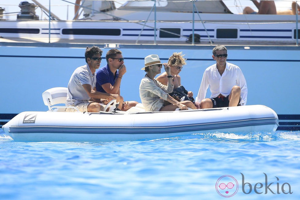 Eugenia Martinez de Irujo a bordo de una lancha con unos amigos en Ibiza