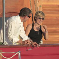 Eugenia Martínez de Irujo ríe con un amigo en un barco en Ibiza
