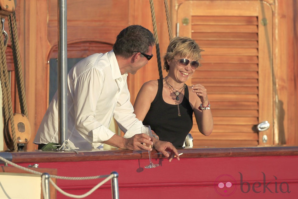 Eugenia Martínez de Irujo ríe con un amigo en un barco en Ibiza