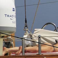 La Duquesa de Montoro toma el sol en un barco en Ibiza