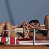 Eugenia Martínez de Irujo junto a un amigo en un barco en Ibiza