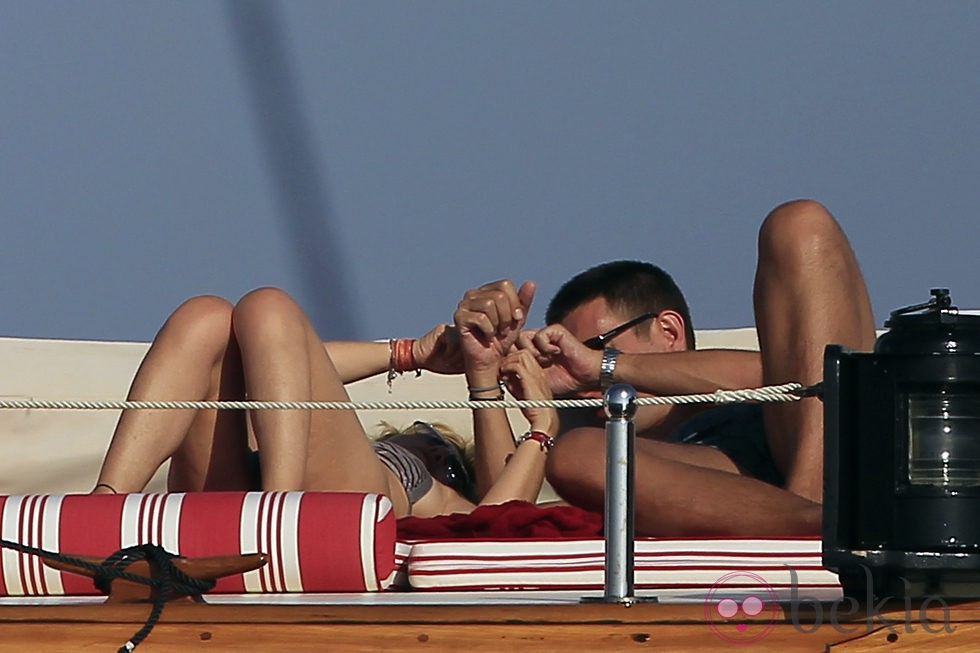 Eugenia Martínez de Irujo junto a un amigo en un barco en Ibiza