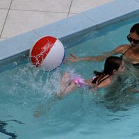 Katie Holmes y Suri Cruise bañándose en una piscina en Miami