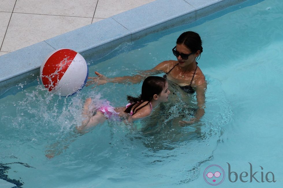 Katie Holmes y Suri Cruise bañándose en una piscina en Miami