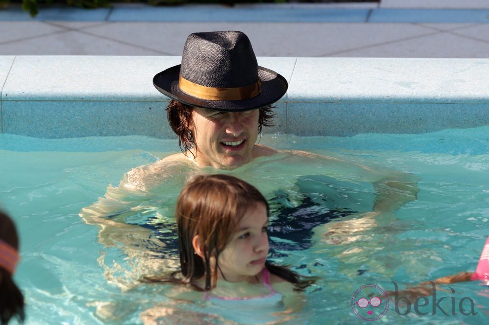 Tom Cruise y su hija Suri en una piscina en Miami