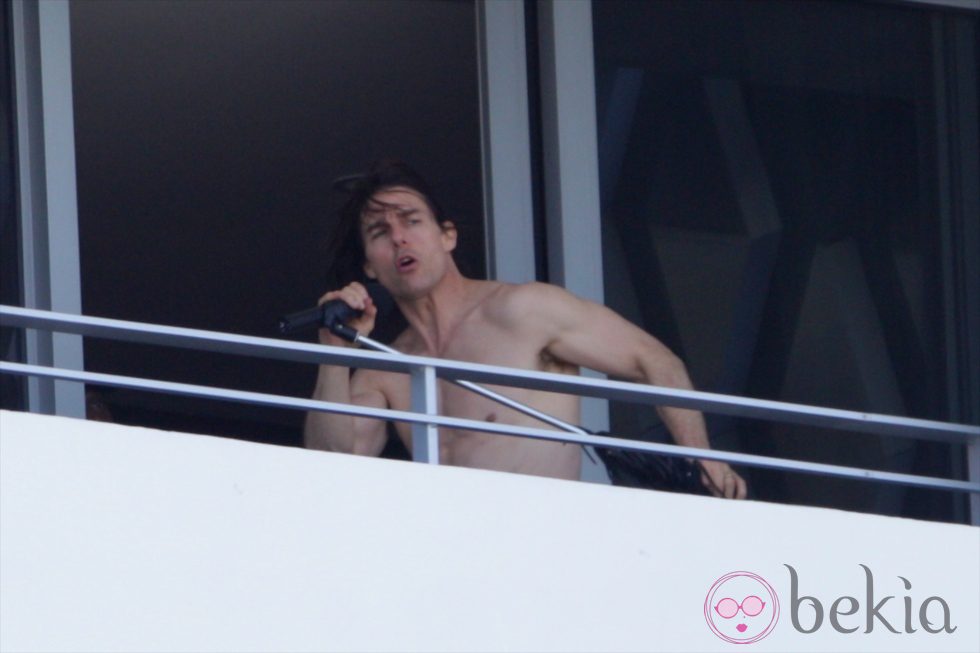 Tom Cruise cantando en Miami con el torso desnudo