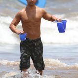Joey Lawrence llena cubos de agua para sus hijas en Hawai