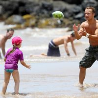 Joey Lawrence juega con su hija mayor en Hawai