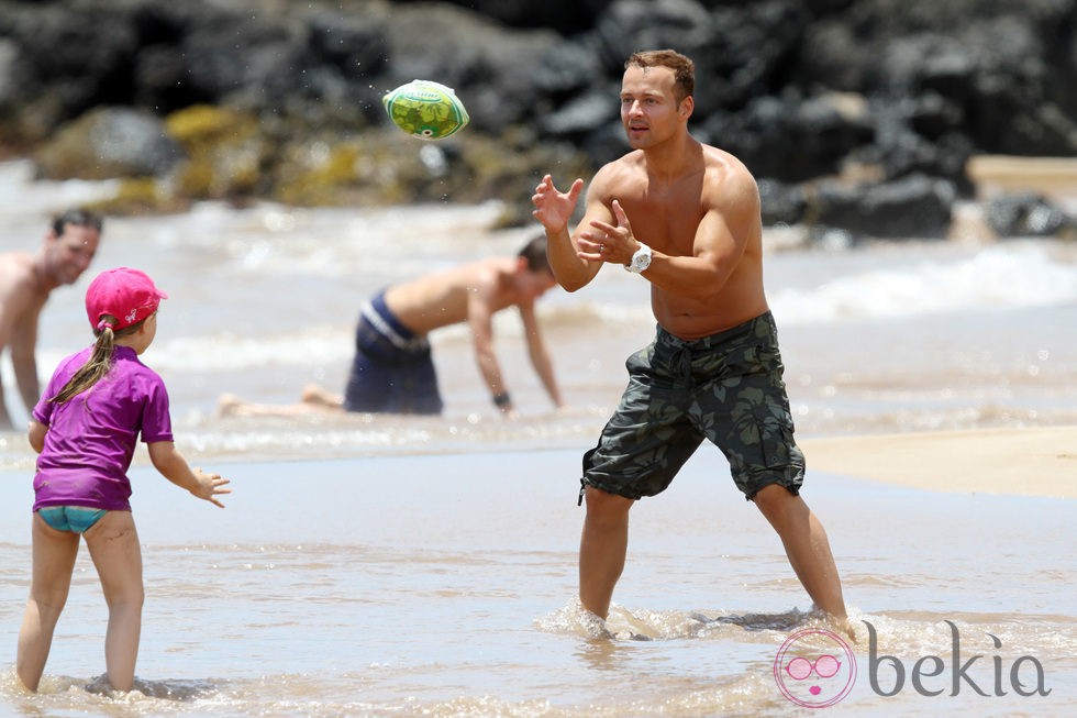 Joey Lawrence juega con su hija mayor en Hawai
