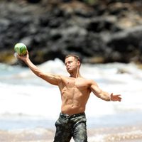 Joey Lawrence con el torso desnudo en Hawai