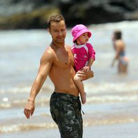 Joey Lawrence todo un padrazo con su hija pequeña en Hawai