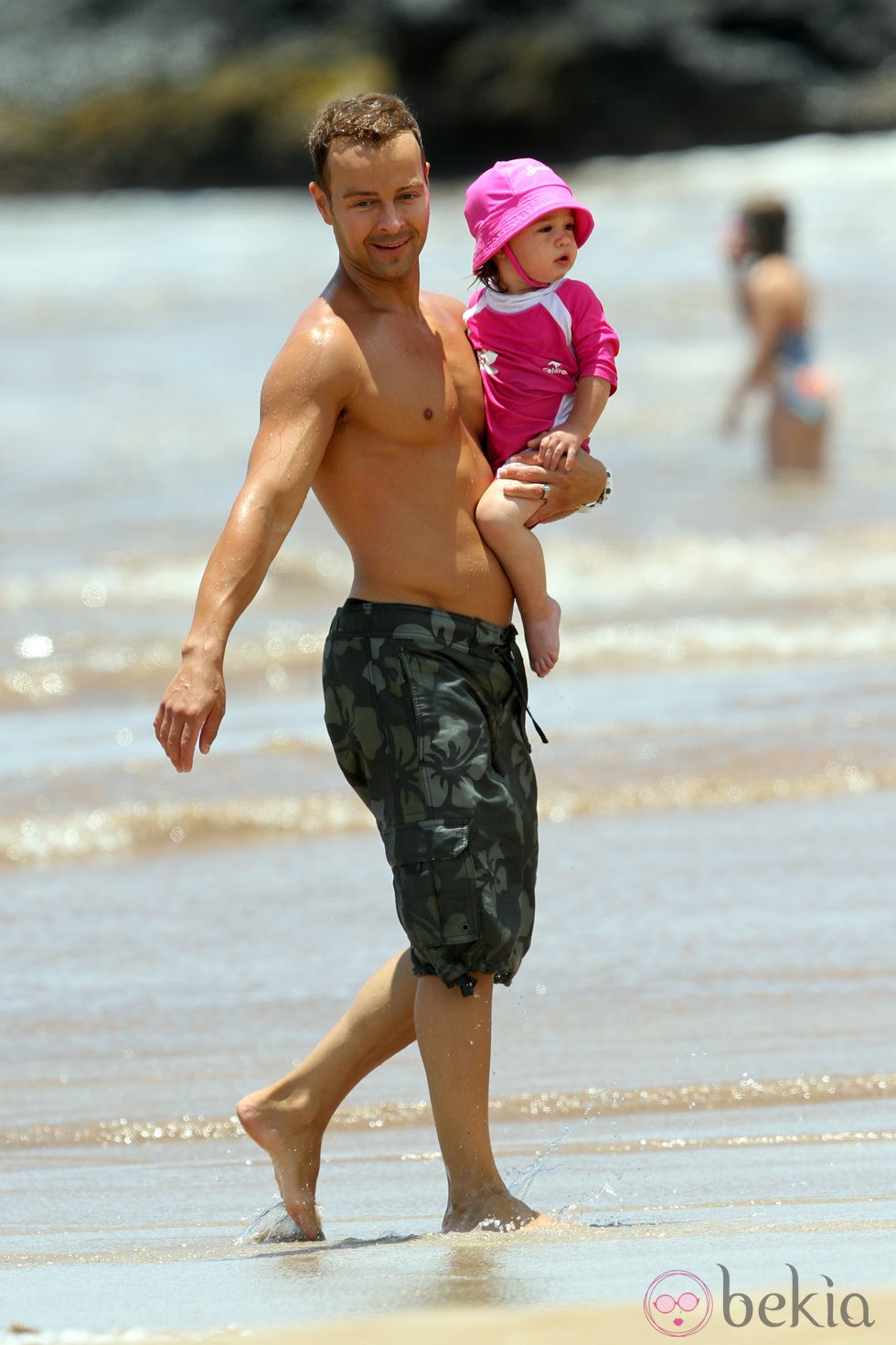Joey Lawrence todo un padrazo con su hija pequeña en Hawai
