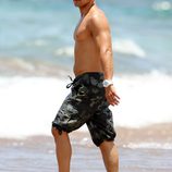 Joey Lawrence pasea por la playas de Hawai
