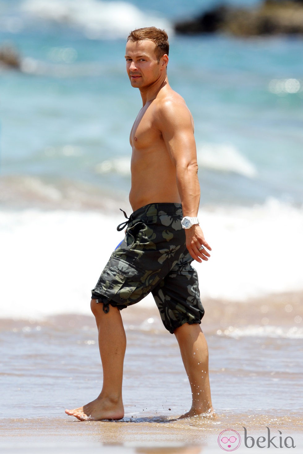 Joey Lawrence pasea por la playas de Hawai