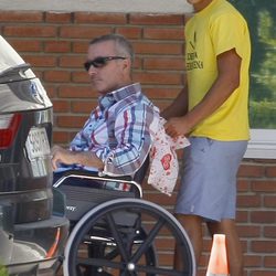 José Fernando empuja la silla de ruedas de José Ortega Cano