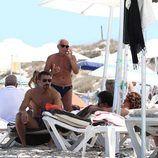 Giorgio Armani contesta al teléfono durante sus vacaciones en Formentera