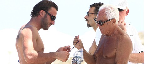 Giorgio Armani junto a un amigo durante sus vacaciones en Formentera