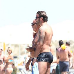 Giorgio Armani disfruta de la compañía de un amigo en Formentera