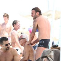 Giorgio Armani recibe un masaje de su amigo en Formentera