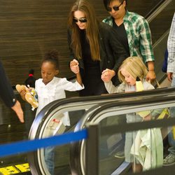 Angelina Jolie, Shiloh y Zahara en las escaleras del aeropuerto de Los Angeles