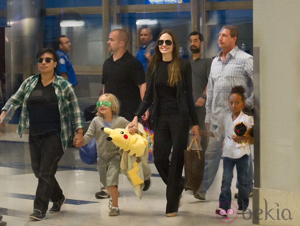 Angelina Jolie, Zahara y Shiloh en el aeropuerto de Los Angeles