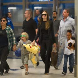 Angelina Jolie, Zahara y Shiloh en el aeropuerto de Los Angeles