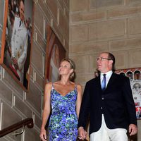 Alberto y Charlene de Mónaco en una exposición sobre su boda