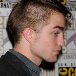 Robert Pattinson luce corte de pelo en Comic-Con 2011