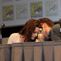 Robert Pattinson y Kristen Stewart comparten confidencias en Comic-Con 2011