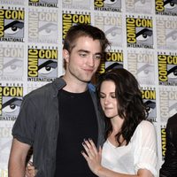 Robert Pattinson y Kristen Stewart cariñosos en Comic-Con 2011