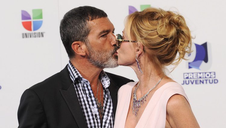 Antonio Banderas y Melanie Griffith se besan en los Premios Juventud 2011