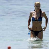 Michelle Hunziker en bikini en el mar