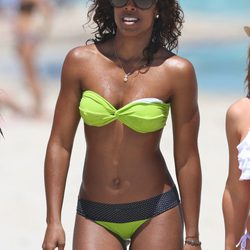 Kelly Rowland en bikini en la playa