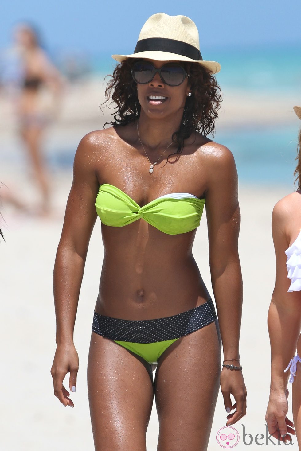 Kelly Rowland en bikini en la playa