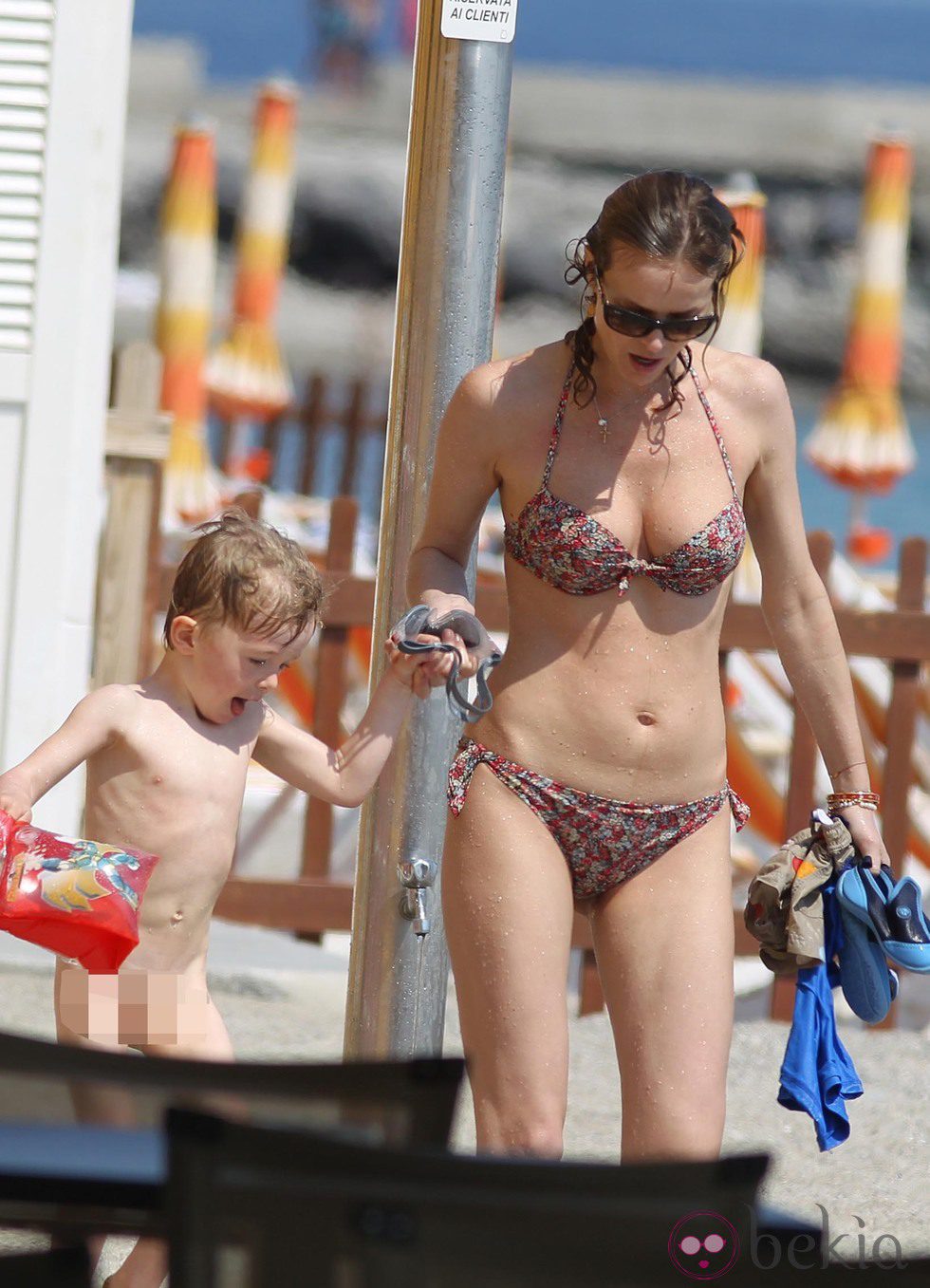 Eva Herzigova con sus hijos en bikini