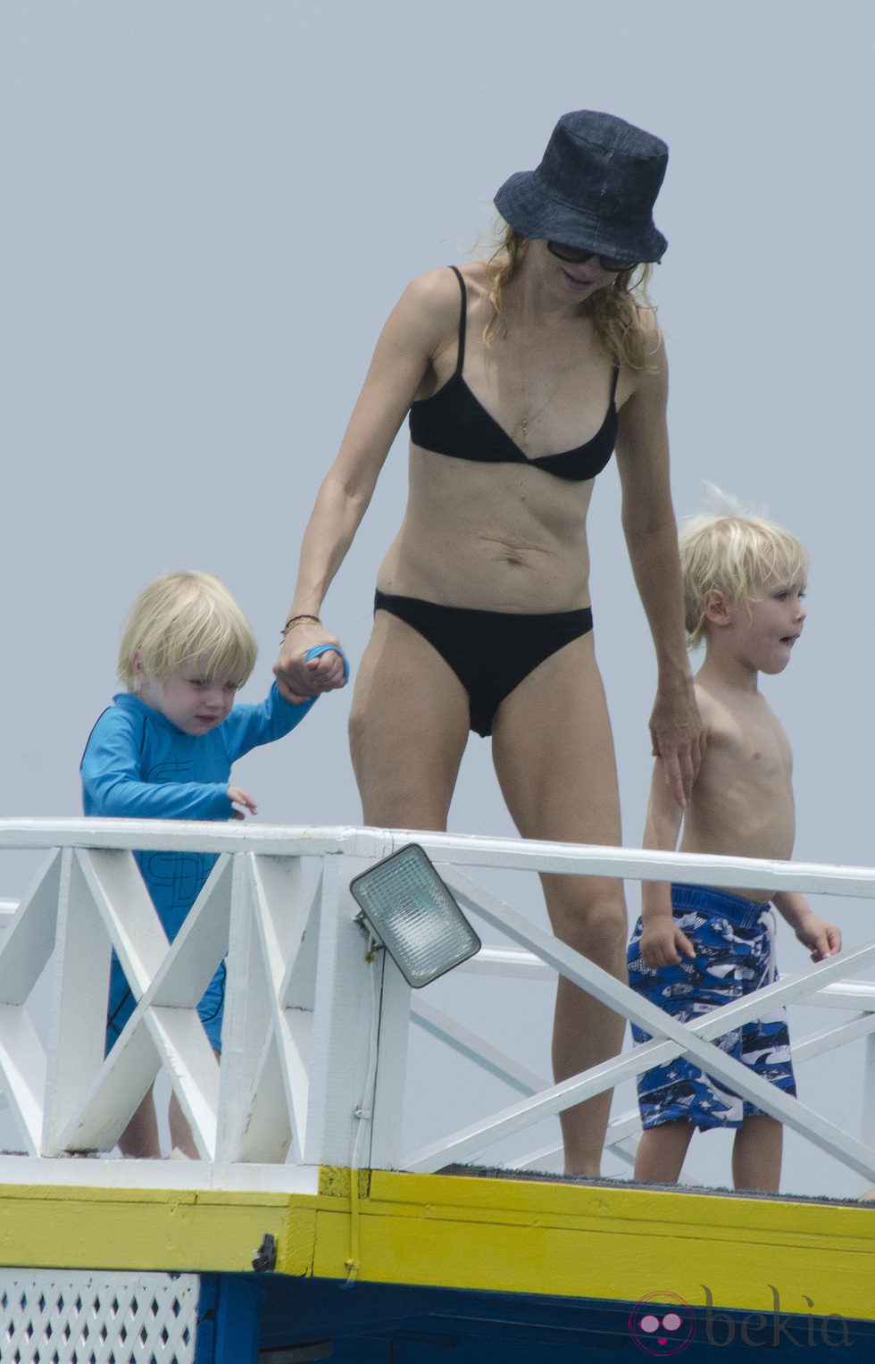 Naomi Watts en bikini con sus hijos