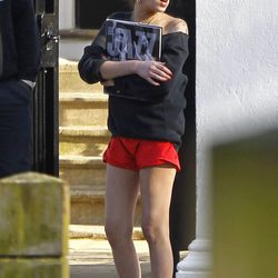 Amy Winehouse descalza en la calle