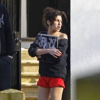 Amy Winehouse descalza en la calle