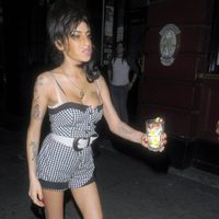 Amy Winehouse ofrece gominolas a la prensa
