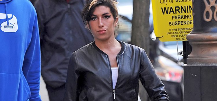 Amy Winehouse pasea por Londres
