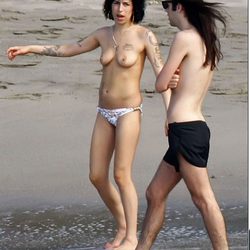 Amy Winehouse en bikini y con el pecho desnudo