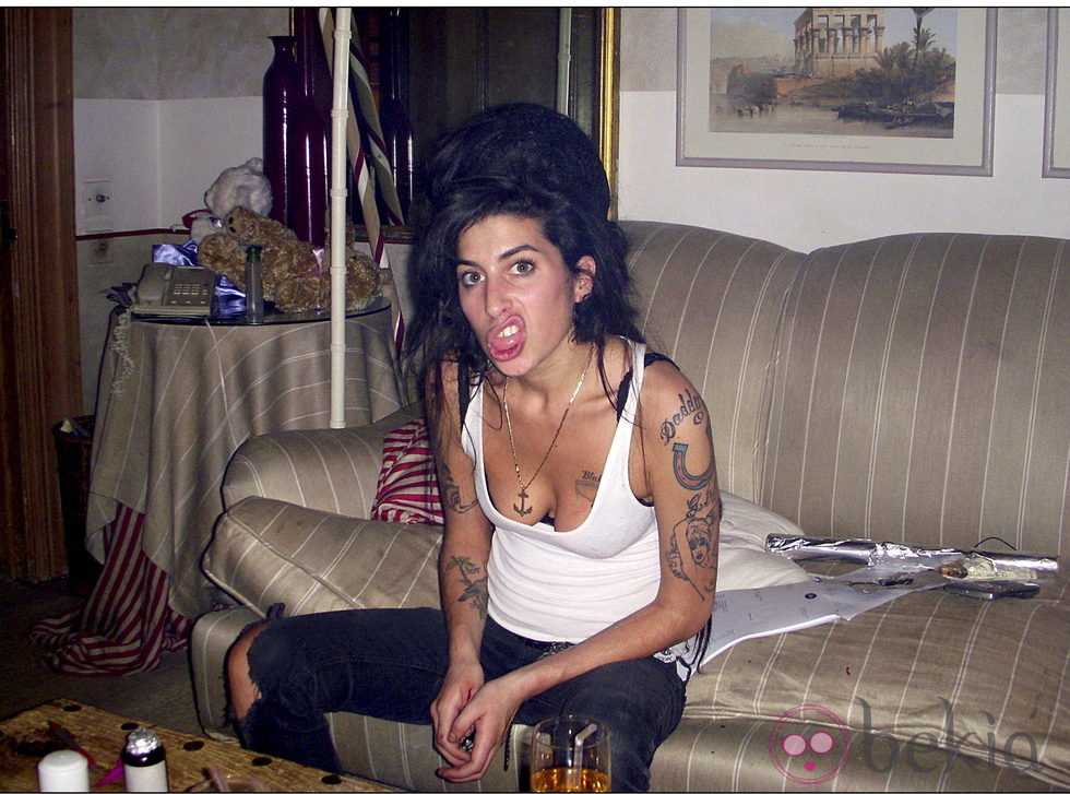 Amy Winehouse con una pipa casera de crack