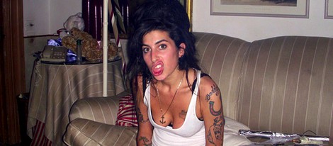 Amy Winehouse con una pipa casera de crack
